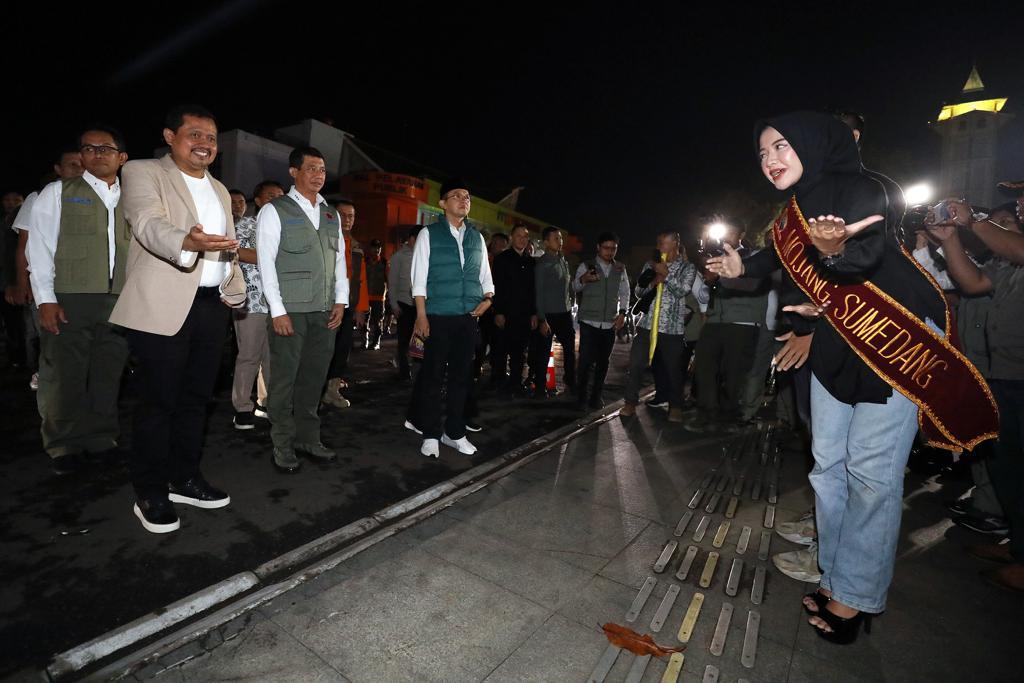 Kepala BNPB Letjen TNI Suharyanto S.Sos., M.M., (tiga kiri) disambut Bupati Sumedang Dony Ahmad Munir (dua kiri) saat tiba di Alun-alun Kabupaten Sumedang, Provinsi Jawa Barat, pada Sabtu (8/7). 
